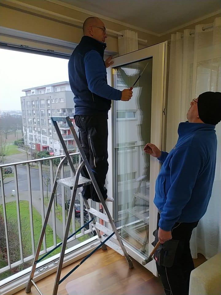 FensterFix arbeitet an einer Balkontür in einem oberen Stockwerk